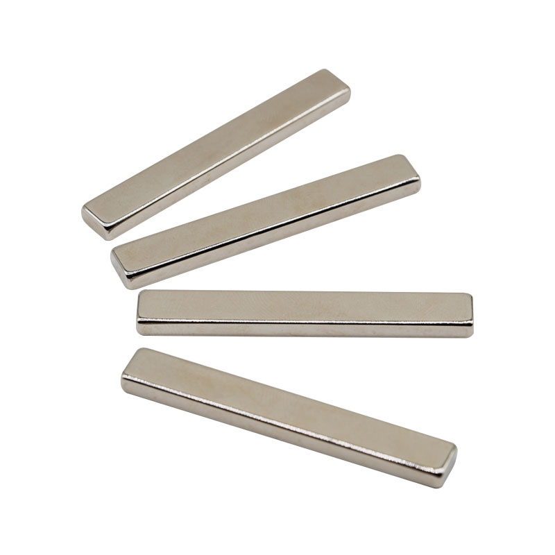 Maighnéad mótair / maighnéad mótair gan scuab